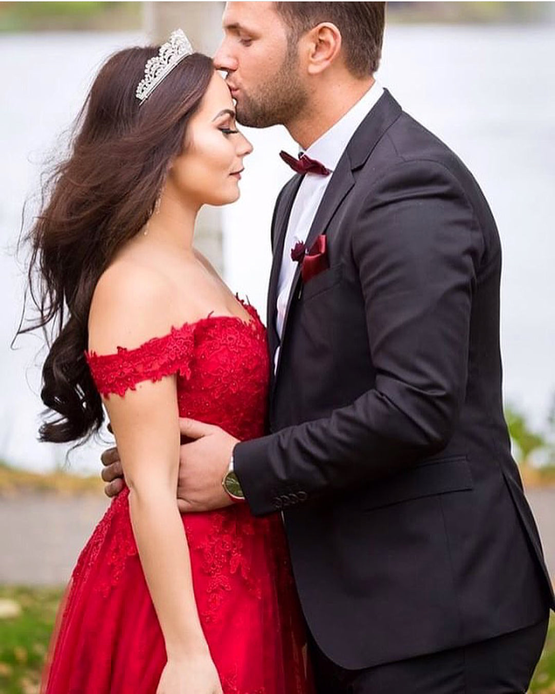 Maravilloso vestido de fiesta largo de tul con encaje y hombros descubiertos en forma de A