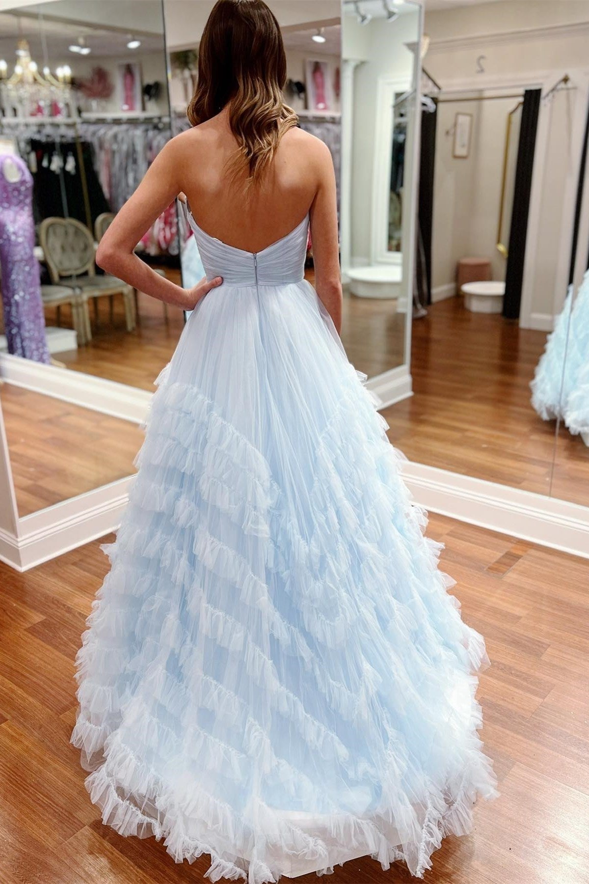 Vestido longo de baile azul claro, sem alças, com folhos
