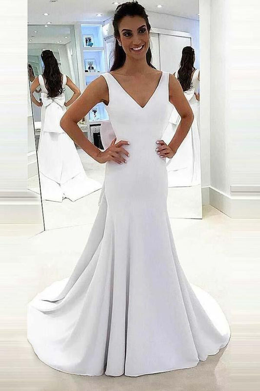 Vestido de novia de sirena con escote en V profundo, corte triangulado, de satén blanco, sin espalda