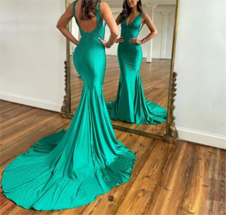 Meerjungfrau-Abendkleid aus Satin mit tiefem V-Ausschnitt und Perlen
