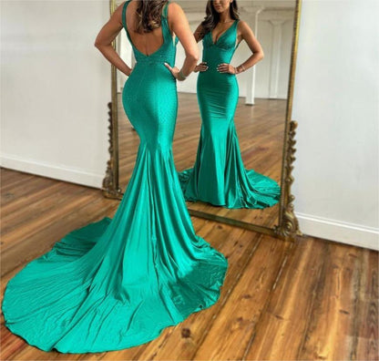 Meerjungfrau-Abendkleid aus Satin mit tiefem V-Ausschnitt und Perlen