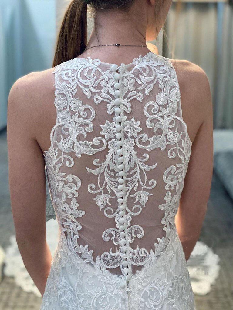 Robe de mariée sirène en dentelle avec traîne semi-cathédrale et dos nageur