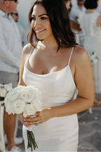 Robe de mariée blanche sirène à fines bretelles, dos nu, traîne courte