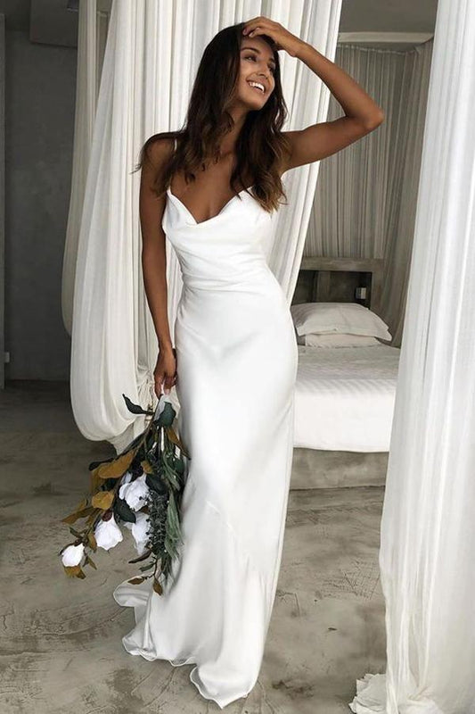 Vestido de novia blanco de corte sirena con tirantes finos, espalda descubierta y cola