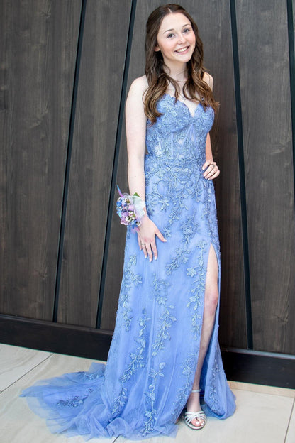 Vestido de fiesta largo azul real con tirantes de sirena y abertura con apliques