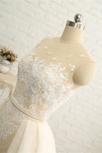 Vestidos de novia formales transparentes con escote joya, cola capilla, encaje, tul y satén con tirantes finos. 