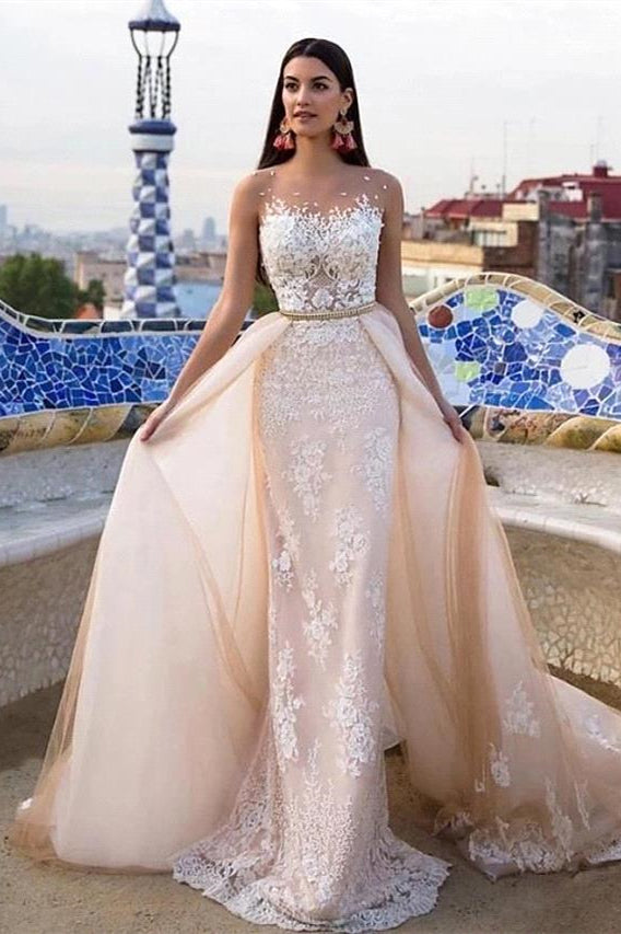 Vestidos de novia formales transparentes con escote joya, cola capilla, encaje, tul y satén con tirantes finos. 