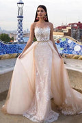 Vestidos de novia formales transparentes con escote joya, cola capilla, encaje, tul y satén con tirantes finos. 