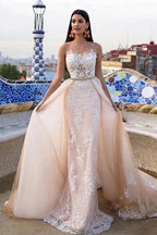 Vestidos de novia formales transparentes con escote joya, cola capilla, encaje, tul y satén con tirantes finos. 