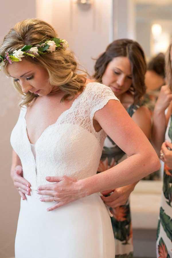 Robe de mariée en satin à décolleté en V, traîne courte, dos nu avec dentelle