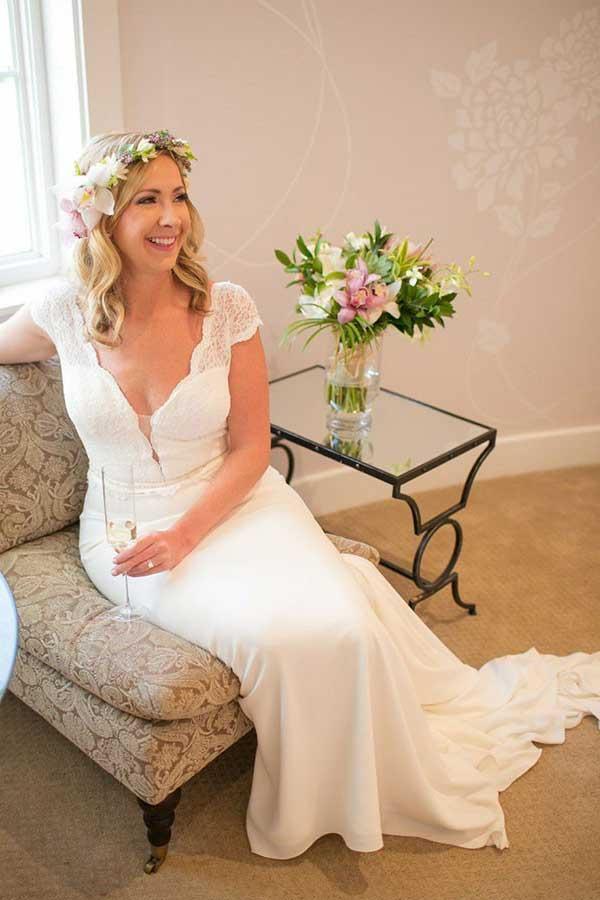 Robe de mariée en satin à décolleté en V, traîne courte, dos nu avec dentelle