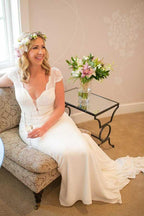 Robe de mariée en satin à décolleté en V, traîne courte, dos nu avec dentelle