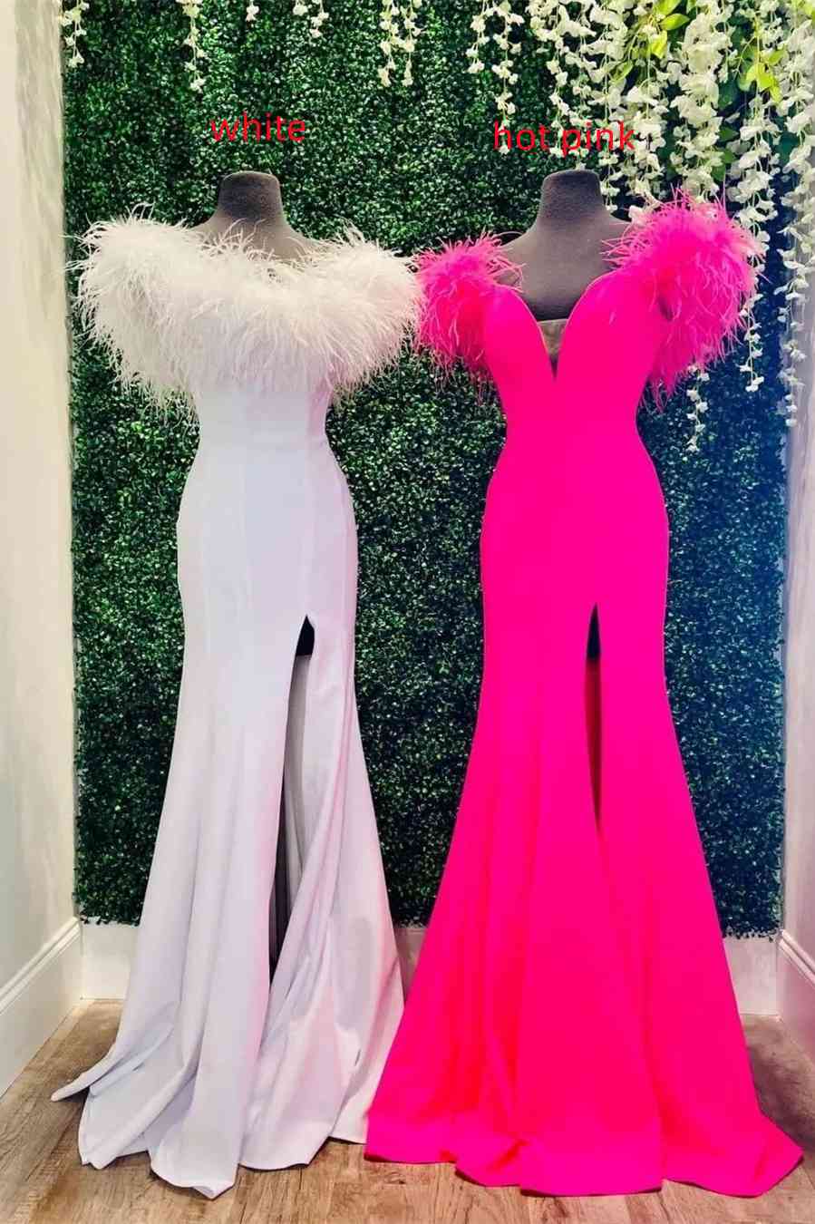 Vestido longo vermelho para festa com decote em V profundo, ombros descobertos e detalhes em penas