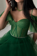 Abito da sera verde moderno lungo a linea ad A con scollo a cuore in tulle e spalle scoperte con glitter