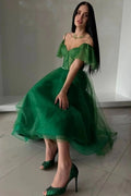 Abito da sera verde moderno lungo a linea ad A con scollo a cuore in tulle e spalle scoperte con glitter