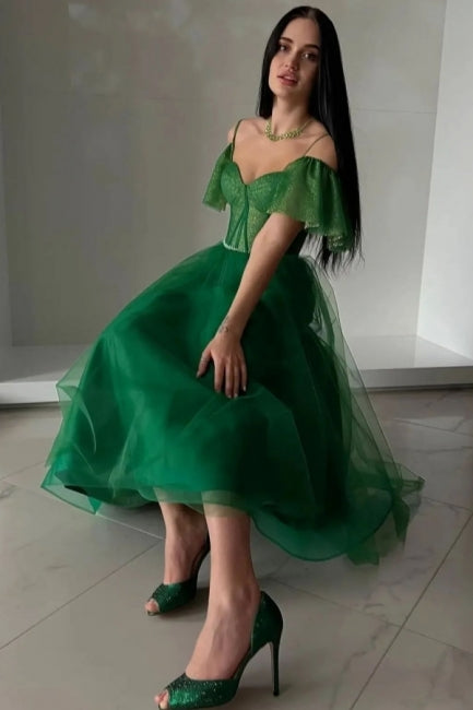 Abito da sera verde moderno lungo a linea ad A con scollo a cuore in tulle e spalle scoperte con glitter