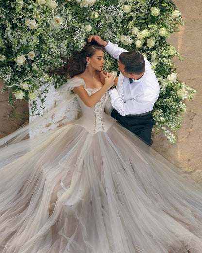 Modernes langes A-Linien-Brautkleid mit schulterfreiem, ärmellosem Tüllkorsett