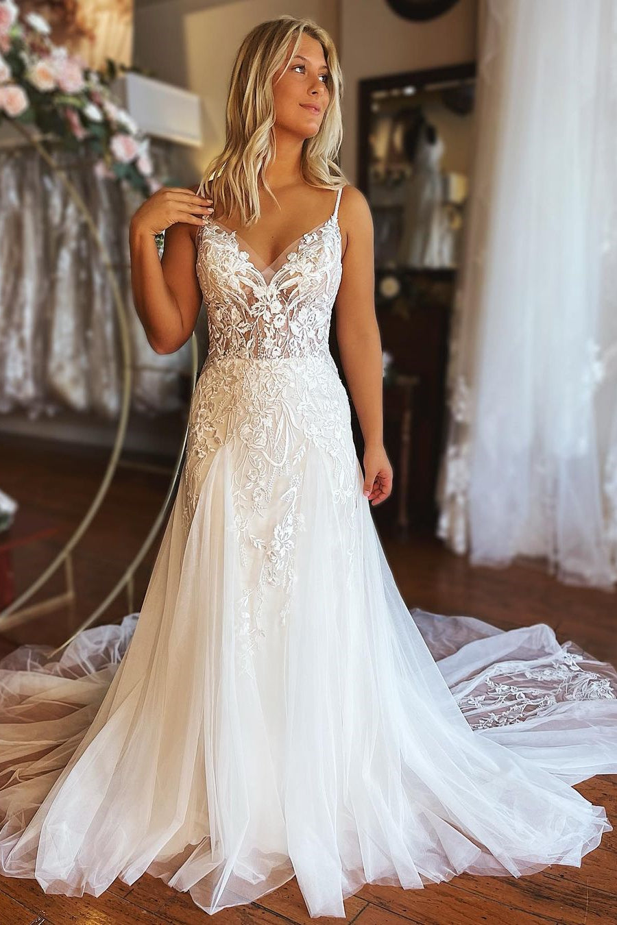 Vestido de novia moderno largo de corte A con tirantes finos y encaje sin mangas