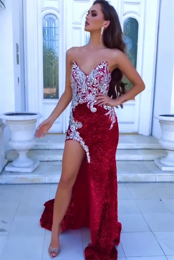 Vestido de fiesta moderno rojo sin mangas con abertura frontal y corte sirena con cristales