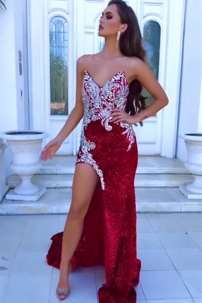 Vestido de fiesta moderno rojo sin mangas con abertura frontal y corte sirena con cristales