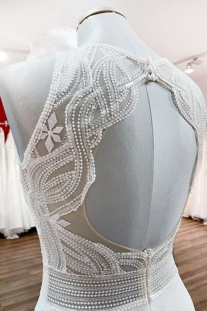 Schlichtes langes A-Linien-Brautkleid aus Chiffon mit Schmuckstein-Applikationen und offenem Rücken