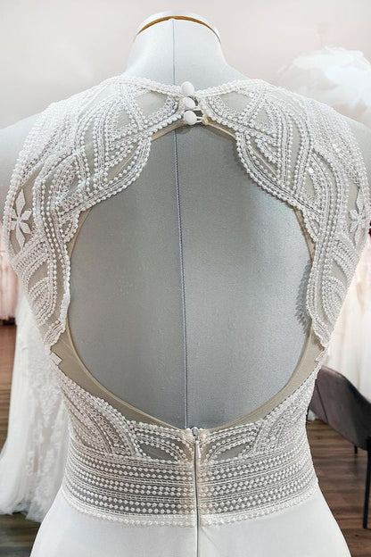 Schlichtes langes A-Linien-Brautkleid aus Chiffon mit Schmuckstein-Applikationen und offenem Rücken