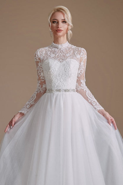 Schlichtes langes A-Linien-Brautkleid mit hohem Halsausschnitt und Tüllspitze und Ärmeln