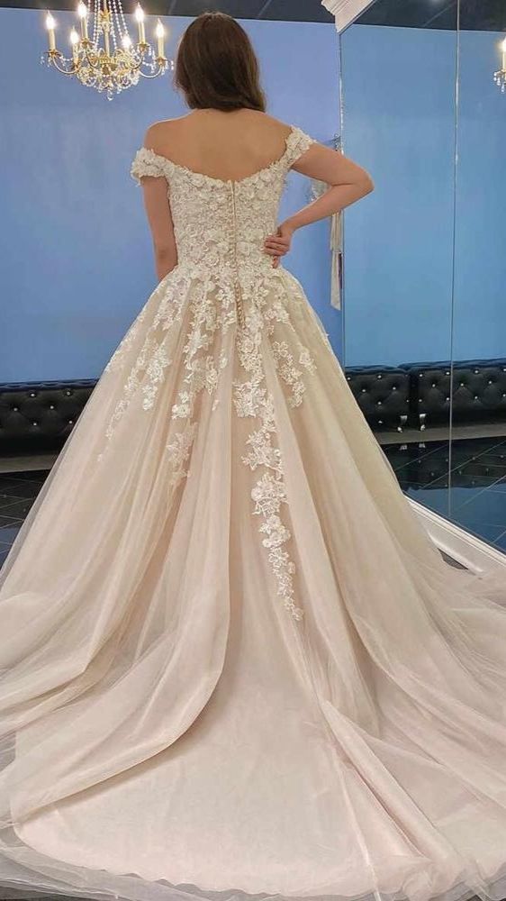 Vestido de novia modesto largo de tul con encaje y hombros descubiertos en forma de A