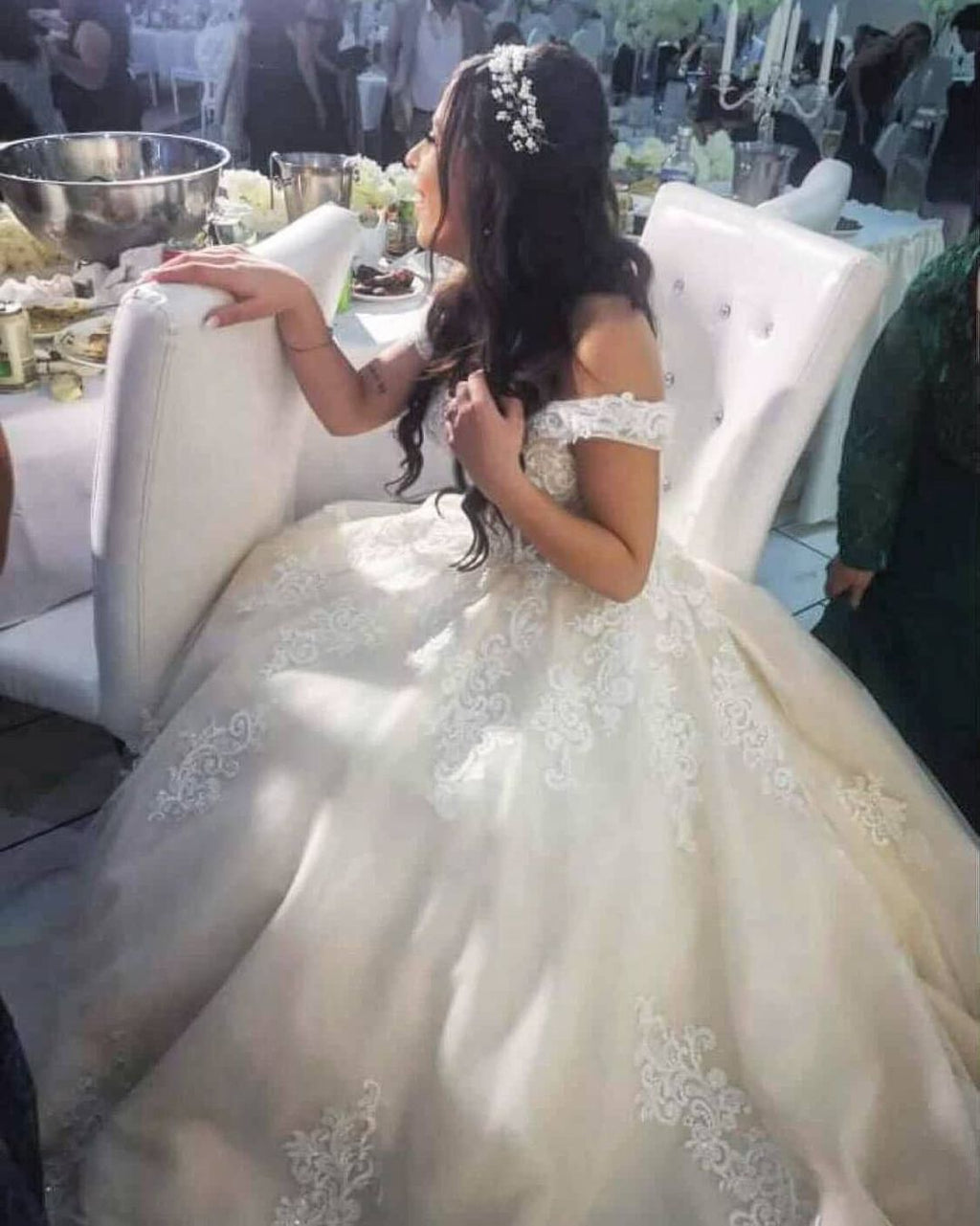 Vestido de novia de princesa de tul con encaje, corte A, hombros descubiertos y modesto