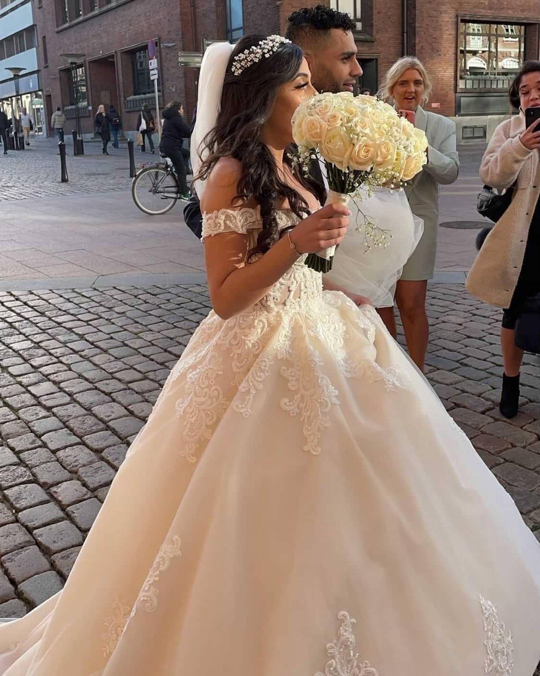 Vestido de novia de princesa de tul con encaje, corte A, hombros descubiertos y modesto