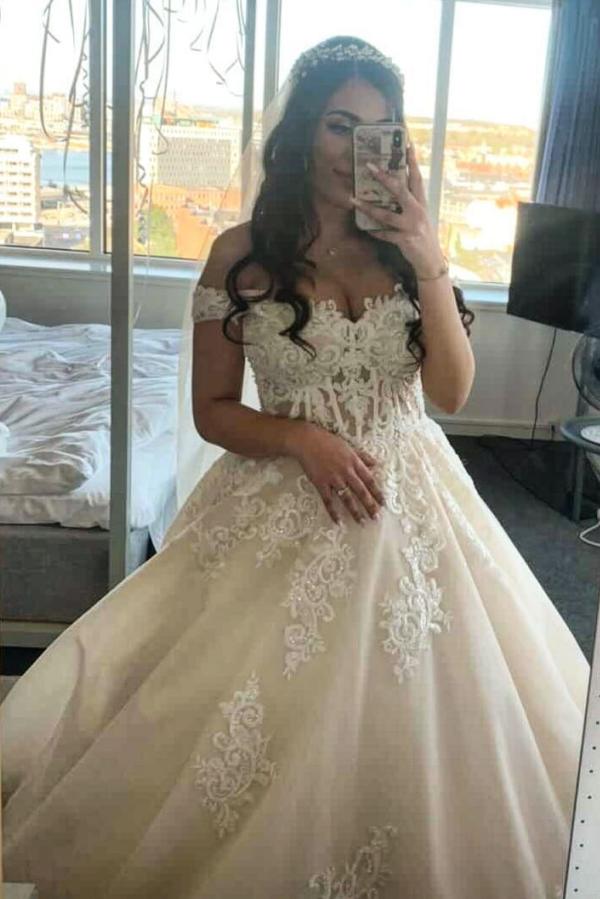 Vestido de novia de princesa de tul con encaje, corte A, hombros descubiertos y modesto