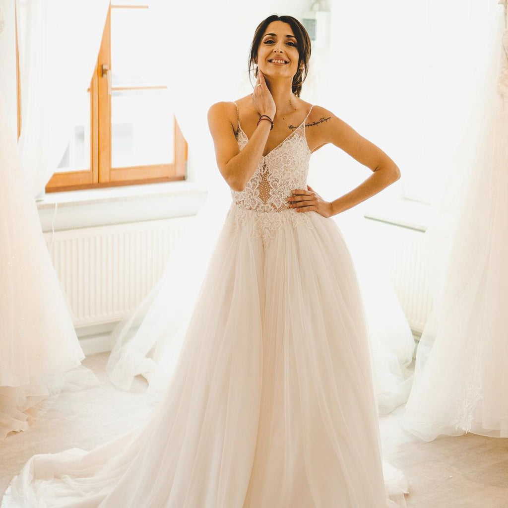 Vestido de novia modesto largo de corte A con tirantes finos de tul y espalda descubierta