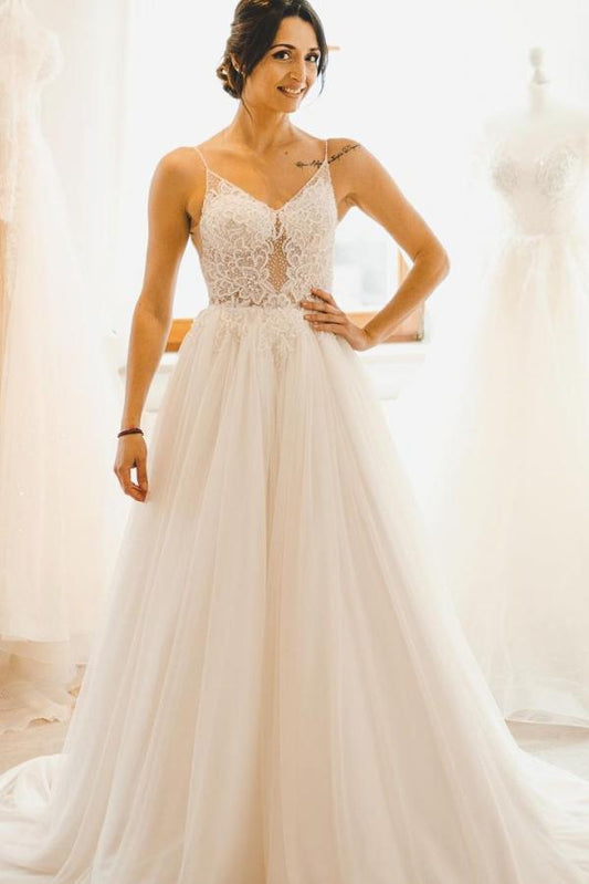 Schlichtes langes rückenfreies A-Linien-Brautkleid mit Spaghettiträgern und Tüll