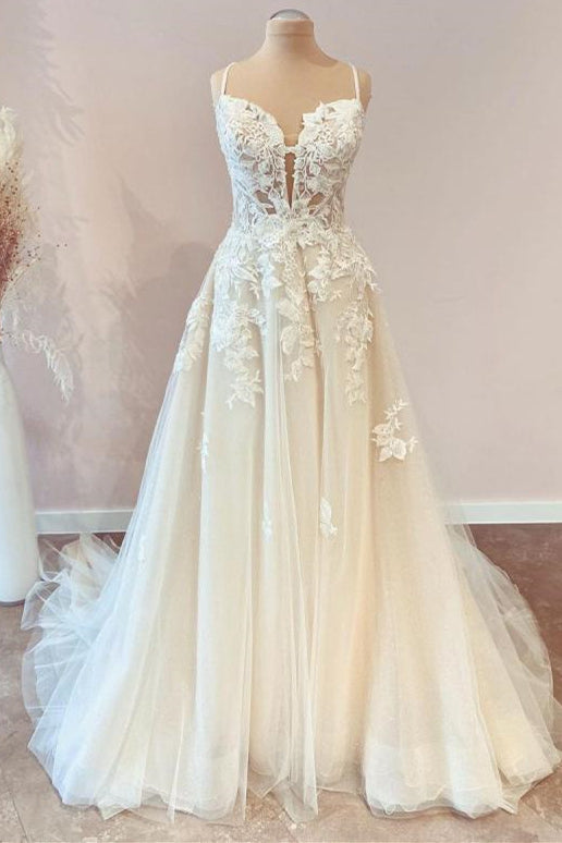 Schlichtes langes A-Linien-Brautkleid aus Tüll mit Spaghettiträgern und Spitzenapplikationen