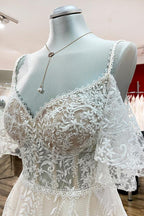 Schlichtes langes A-Linien-Brautkleid mit Herzausschnitt und Tüllspitze und Applikationen