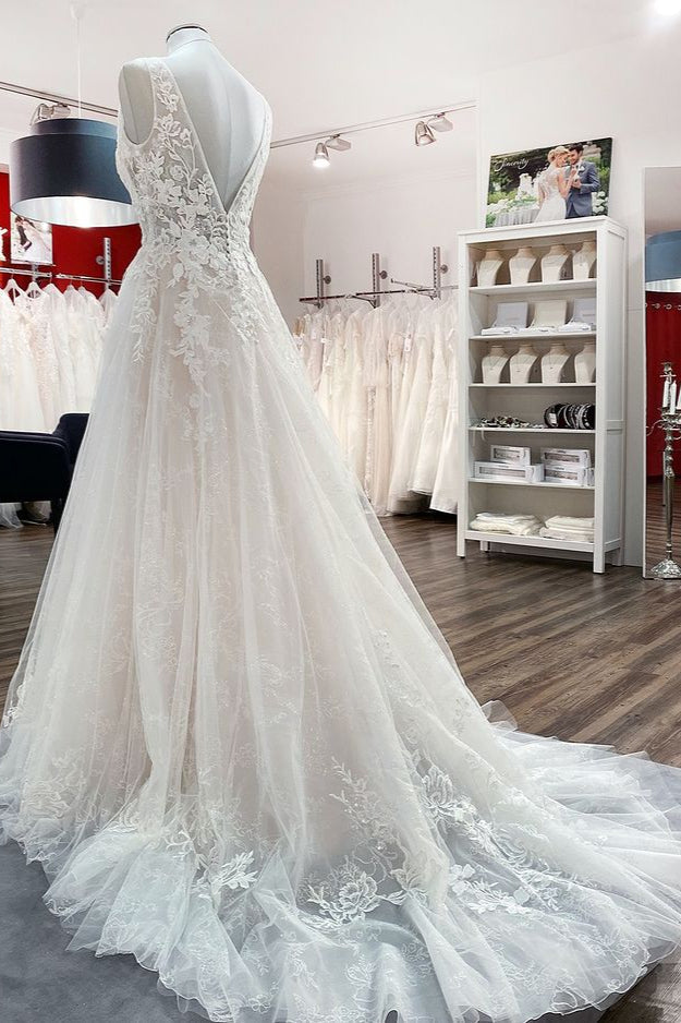 Vestido de novia modesto largo de corte A con escote en V, espalda abierta, de tul y apliques de encaje