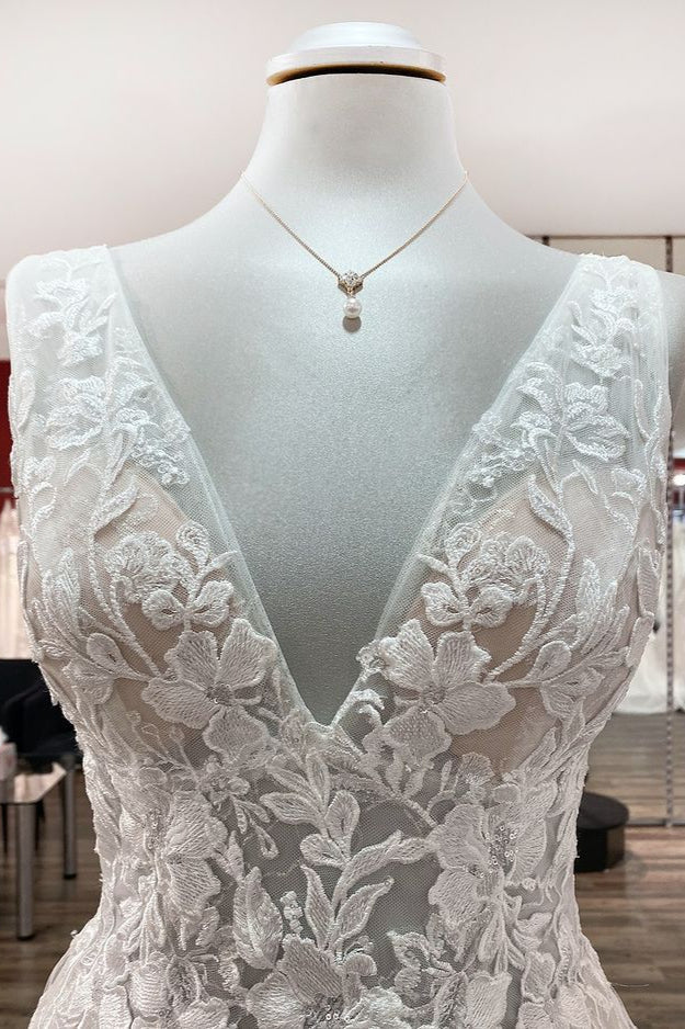 Vestido de novia modesto largo de corte A con escote en V, espalda abierta, de tul y apliques de encaje