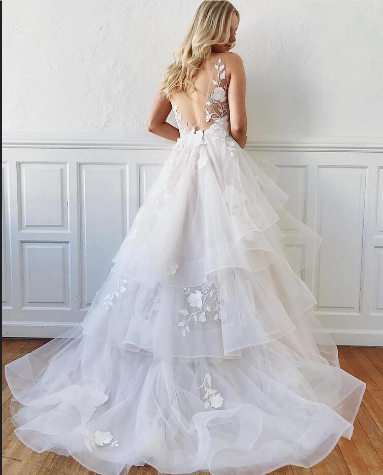 Vestido de novia modesto largo de corte A con escote en V, tirantes finos, tul y espalda descubierta