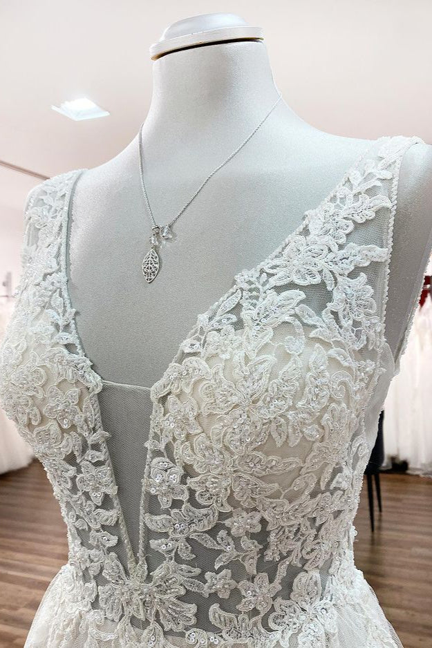 Vestidos de novia modestos largos de corte A con escote en V, tul, volantes y espalda descubierta con encaje
