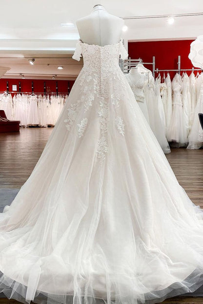 Schlichtes, langes, schulterfreies Prinzessinnen-Brautkleid aus Tüllspitze