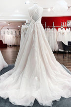 Schlichtes langes Prinzessinnen-Brautkleid mit V-Ausschnitt, Tüll und Spaghettiträgern und Spitze