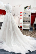 Schlichtes langes Prinzessinnen-Brautkleid mit V-Ausschnitt, Tüll und Spaghettiträgern und Spitze