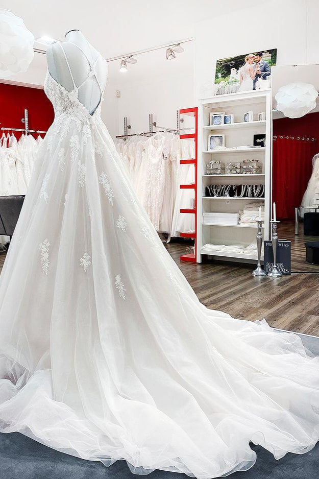 Schlichtes langes Prinzessinnen-Brautkleid mit V-Ausschnitt, Tüll und Spaghettiträgern und Spitze