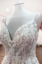 Schlichtes langes Prinzessinnen-Brautkleid mit V-Ausschnitt, Tüll und Spaghettiträgern und Spitze