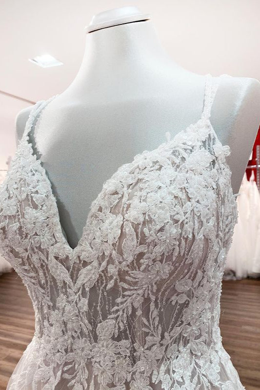 Schlichtes langes Prinzessinnen-Brautkleid mit V-Ausschnitt, Tüll und Spaghettiträgern und Spitze