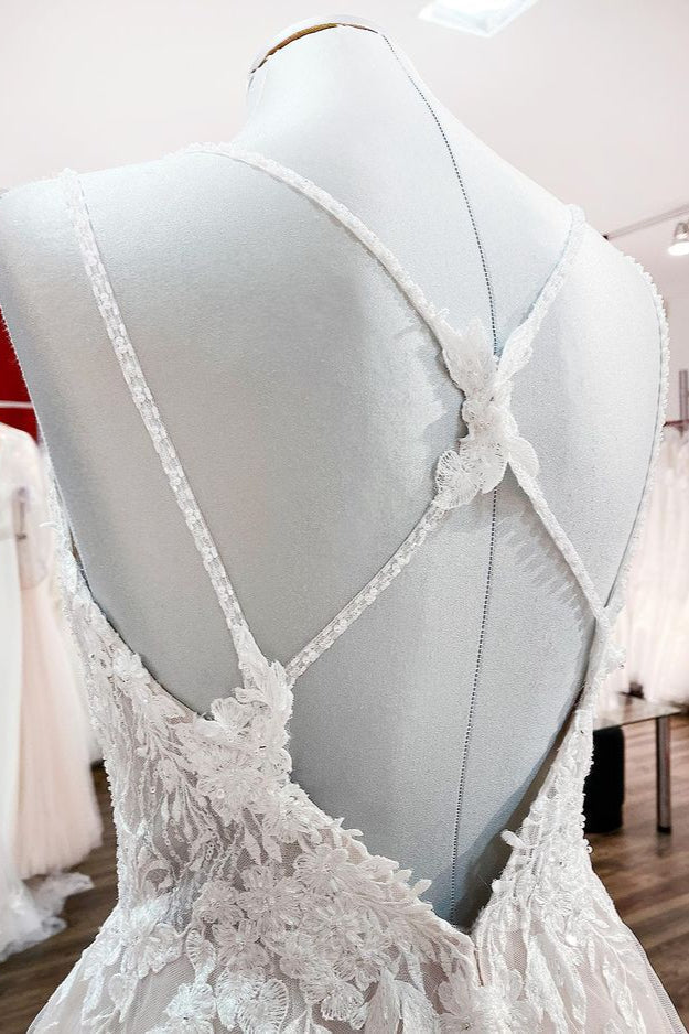 Schlichtes langes Prinzessinnen-Brautkleid mit V-Ausschnitt, Tüll und Spaghettiträgern und Spitze