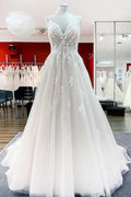 Schlichtes langes Prinzessinnen-Brautkleid mit V-Ausschnitt, Tüll und Spaghettiträgern und Spitze
