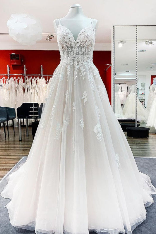 Schlichtes langes Prinzessinnen-Brautkleid mit V-Ausschnitt, Tüll und Spaghettiträgern und Spitze