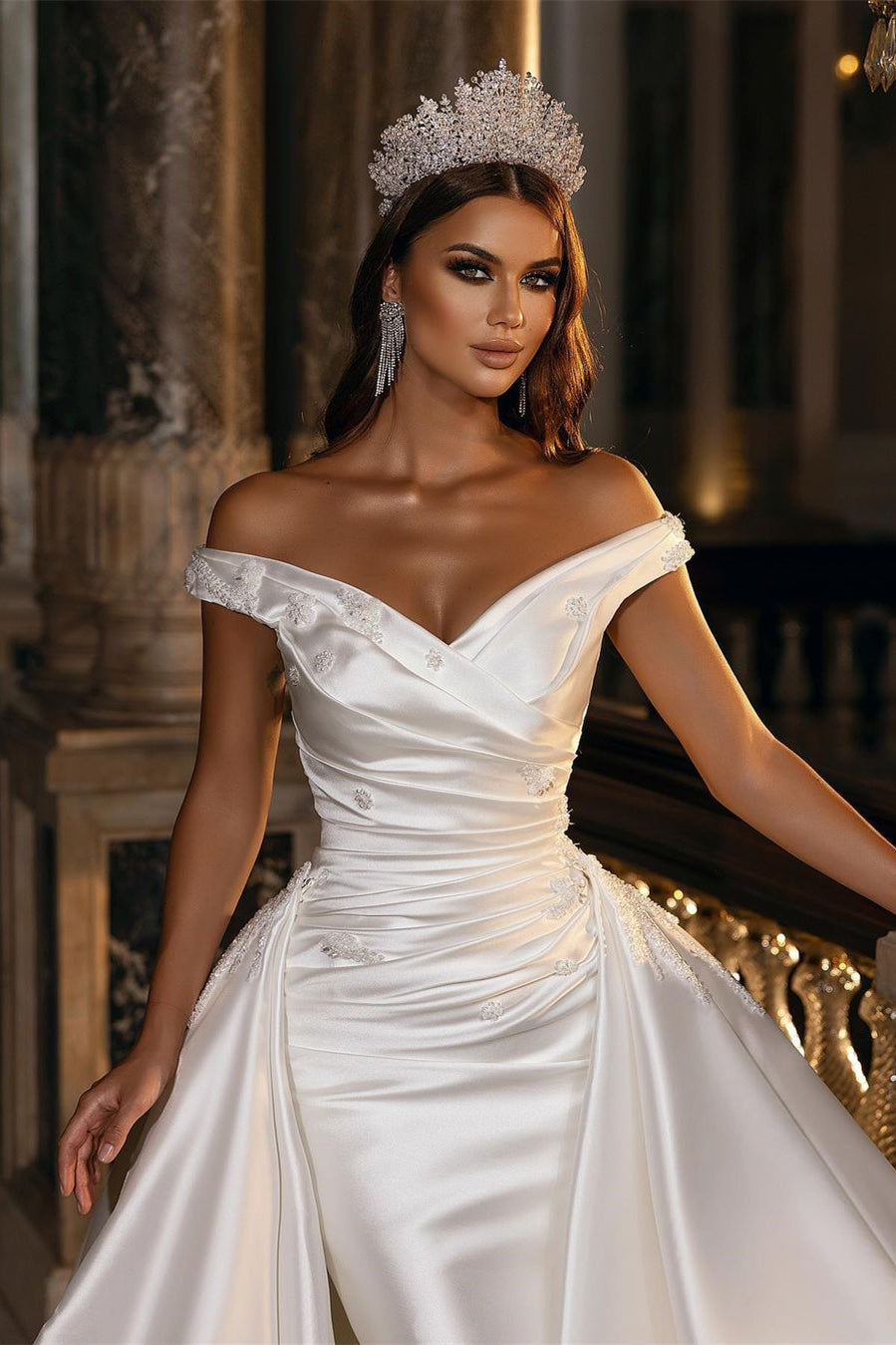 Robe de mariée modeste en satin à épaules dénudées avec traîne amovible