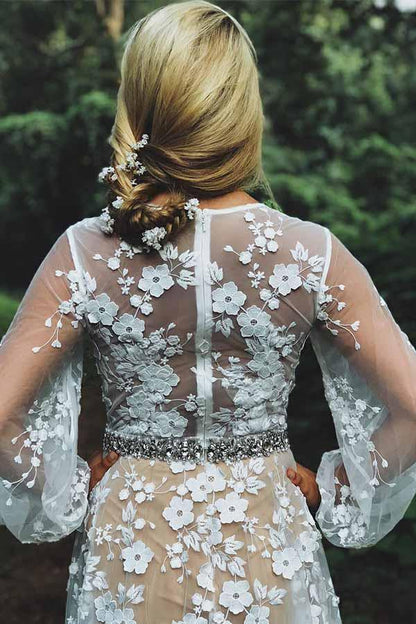 Schlichtes Brautkleid aus weißer Spitze mit V-Ausschnitt und langen Ärmeln und Perlen